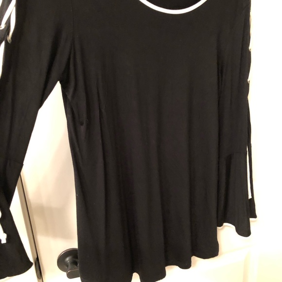 Black top with white lace up sleeves - Picture 3 of 3